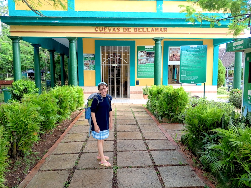 Edificio entrada Cuevas de Bellamar ubicación