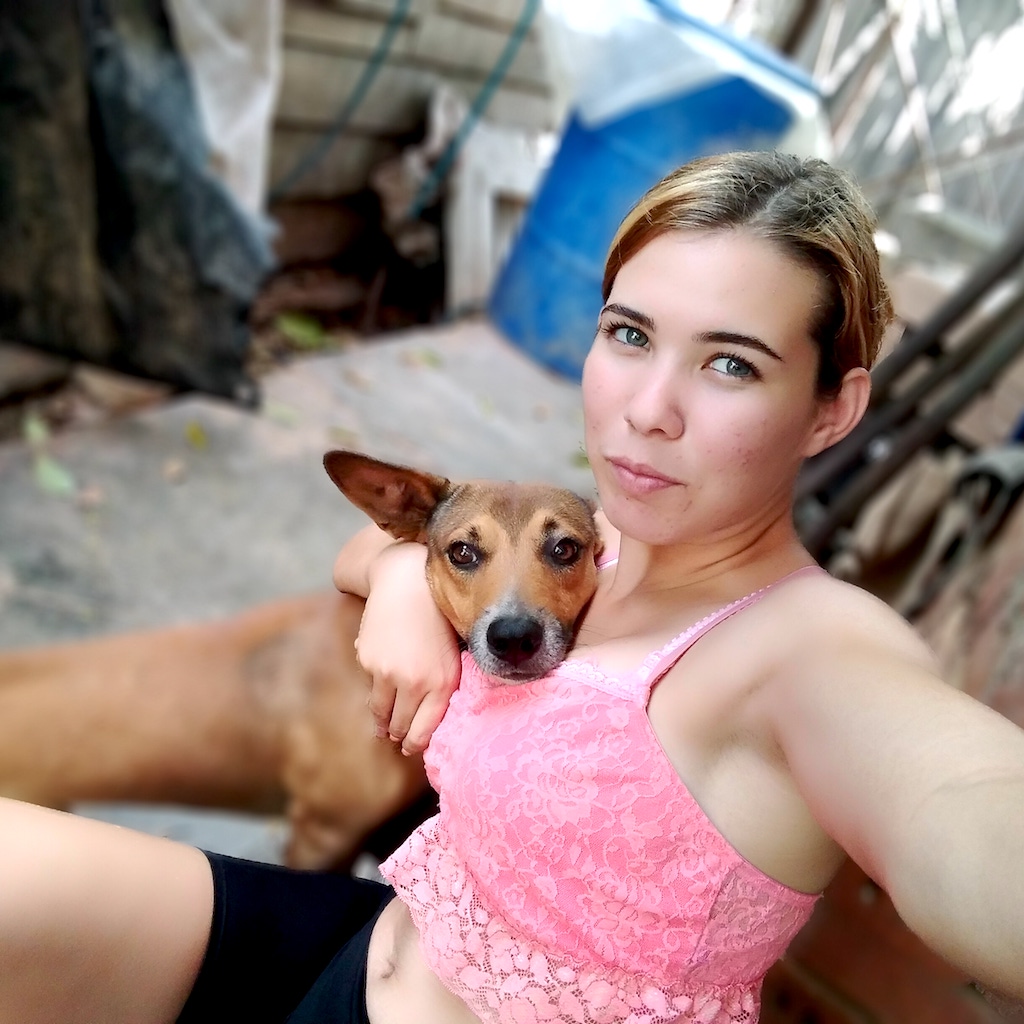 Tali muchacha con su perro