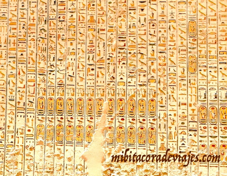 Geroglificos pared Tumba de Tutankamon Egipto mochilero