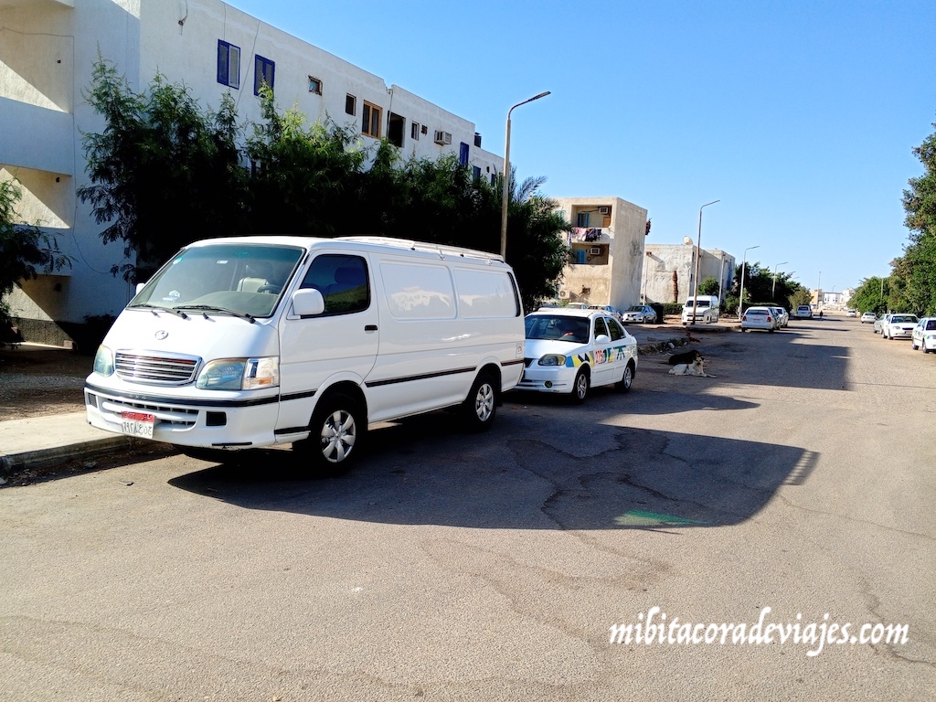 taxis vs apps Egipto taxis blancos Sharm el-Sheikh
