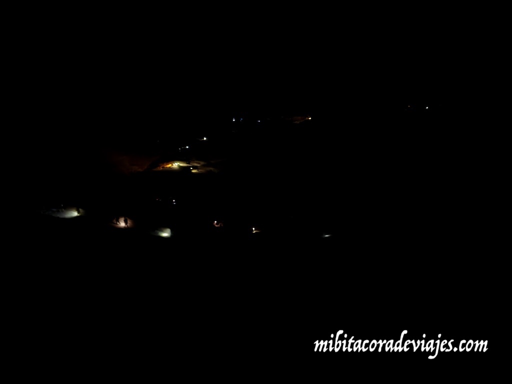 Luces en el sendero Excursion Monte Sinaí madrugada