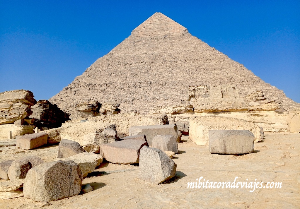 Pirámides de Giza amanecer mochilero