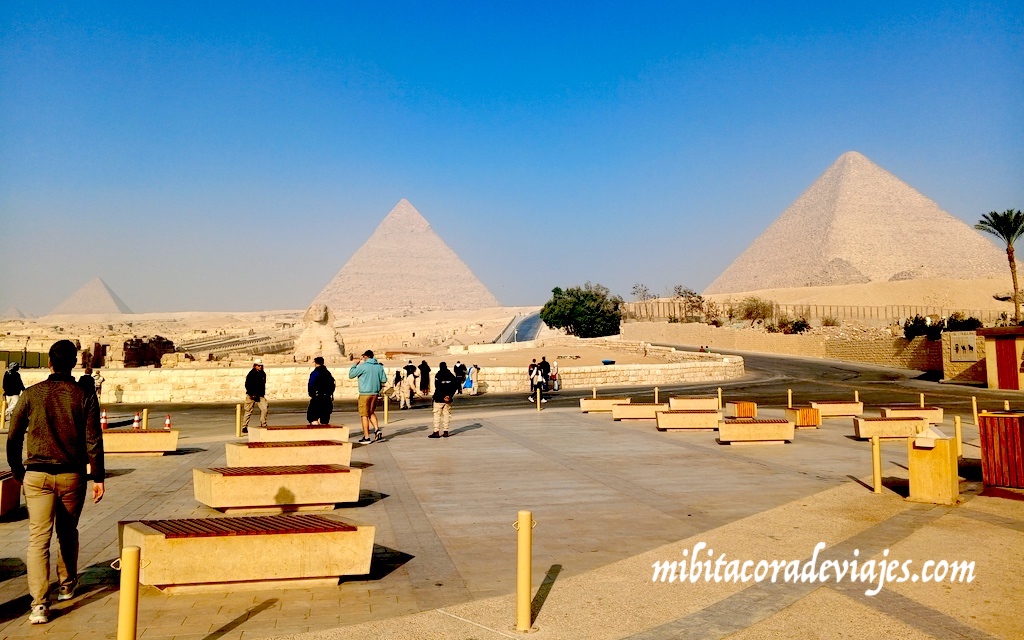 Pirámides de Giza vista mochilero Egipto