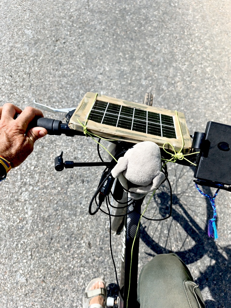 aventura en bicicleta por Cuba con panel solar