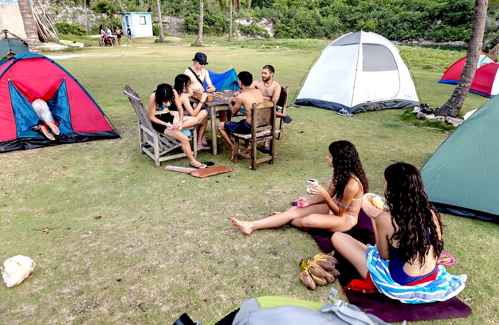 Juego de dominó Camping en Puerto Escondido MAyabeque