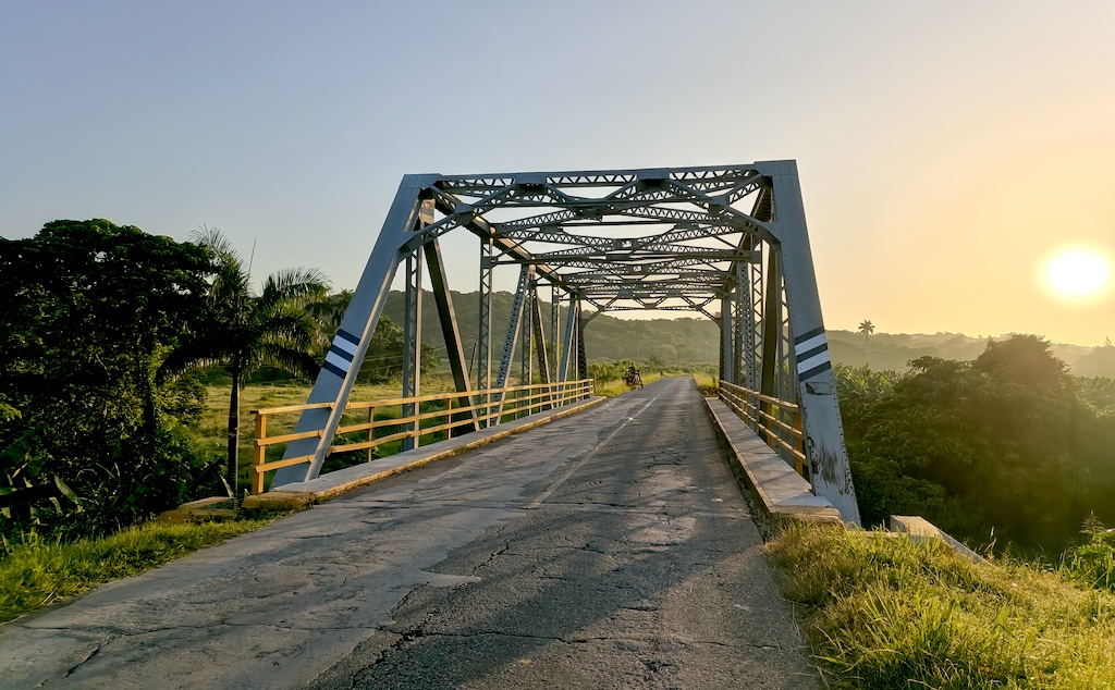 aventura en bicicleta por Cuba puentes de hierro carretera central