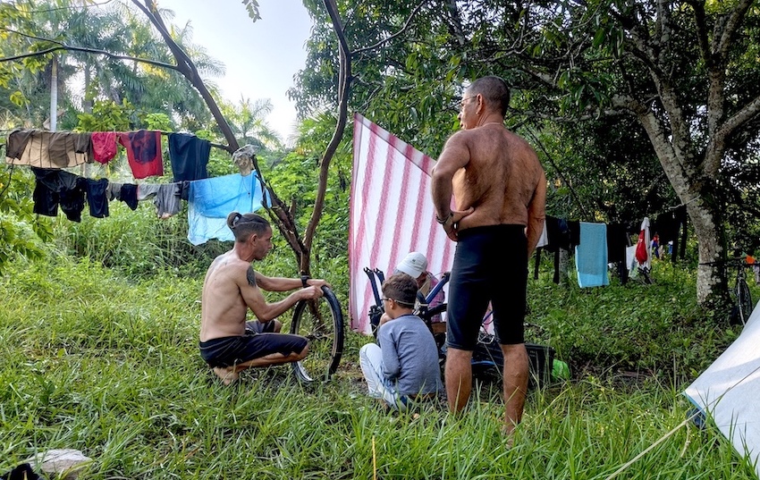 Camping en la Sierra del Rosario Loma del Taburete mecanico viajar en bicicleta