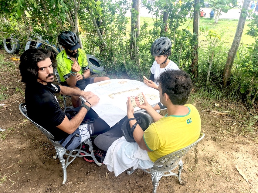 Viajar en Bicicleta Juego de dominó en la carretera