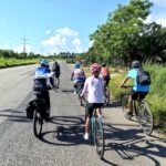 Grupo de ciclistas durante una excursión a Ojo de Agua, junto al río Ariguanabo, en Cuba