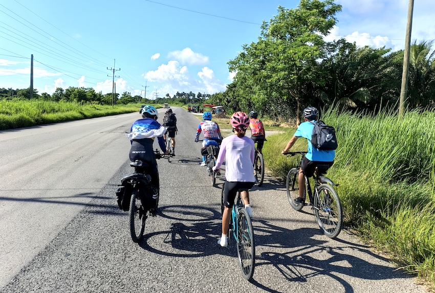 Grupo de ciclistas durante una excursión a Ojo de Agua, junto al río Ariguanabo, en Cuba