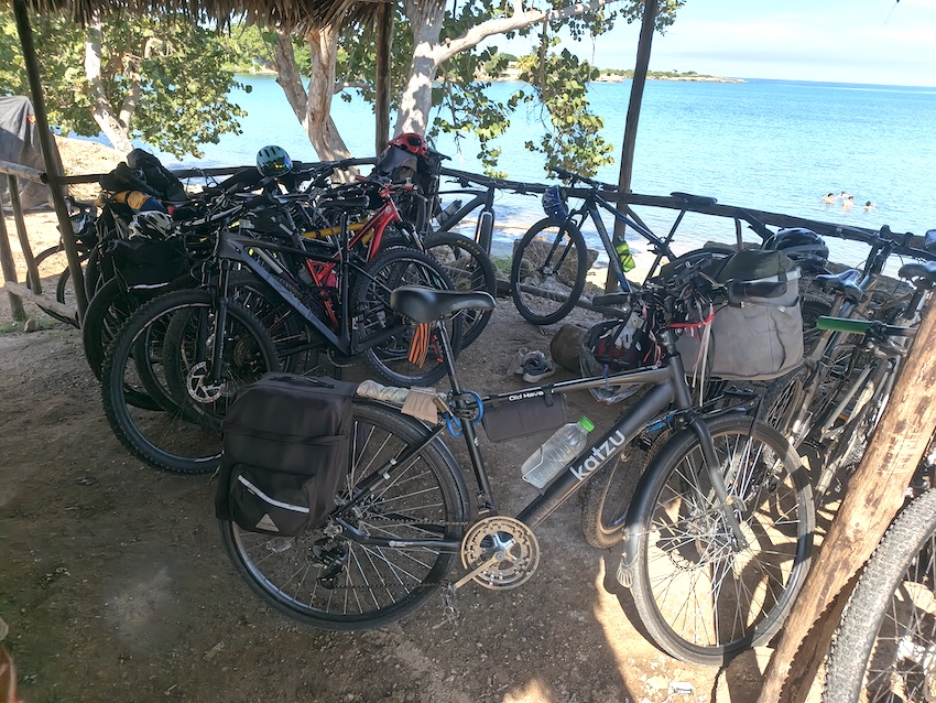 Bicicletas de los integrantes de Búhos Bikepackers durante una excursión a Playa Bane, Artemisa. Rutas ciclistas en Cuba