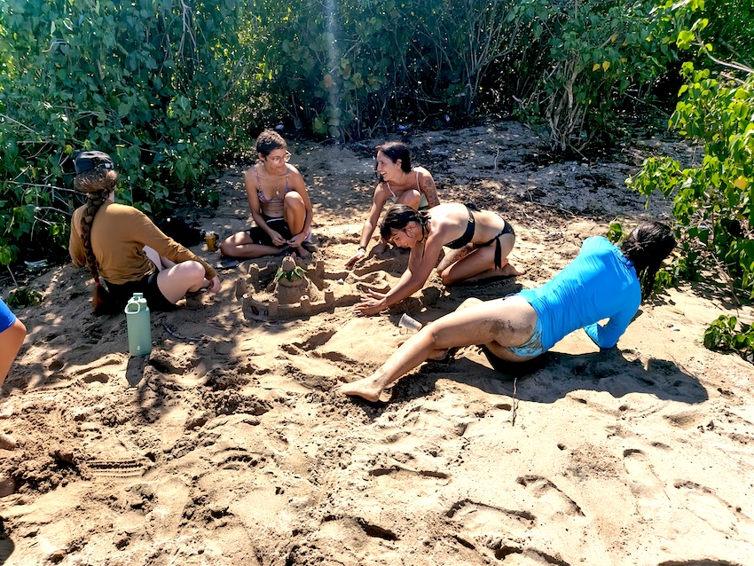 Castillos de arena construidos durante la excursión de los Búhos Bikepackers a Playa Bane