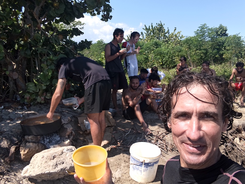 Caldosa cocinada por los integrantes de Búhos Bikepackers durante su excursión a Playa Bane