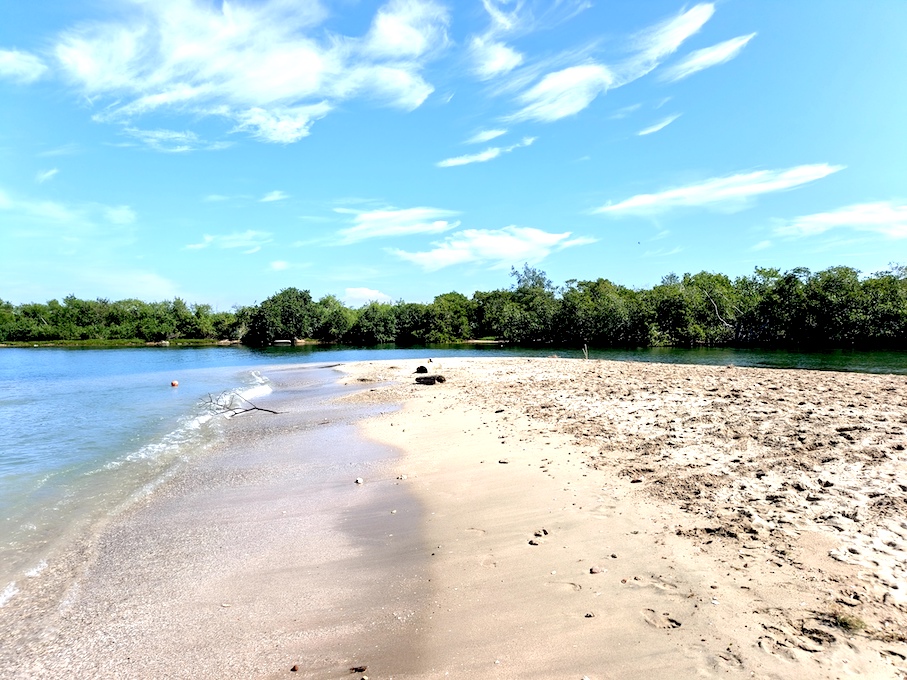 Vista de Playa Bane, en la costa norte de Artemisa, durante una excursión ciclista desde La Habana. Rutas ciclistas en Cuba