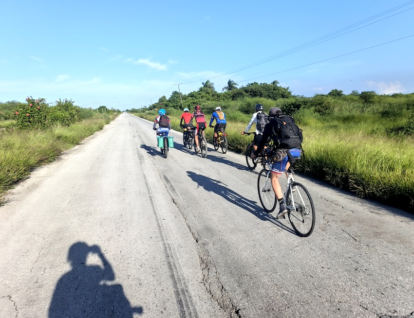 Grupo de unos veinte ciclistas de Búhos Bikepackers durante la excursión a Playa Bane desde La Habana