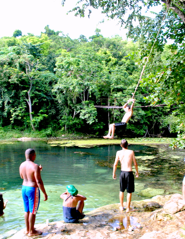 Qué hacer en Ojo de Agua: saltar desde el puente colgante en el rio ariguanabo