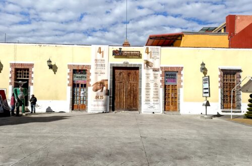 Fachada histórica del Museo Nacional del Títere MUNATI en Huamantla, Tlaxcala, México.