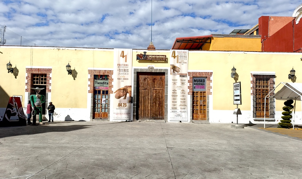 Fachada histórica del Museo Nacional del Títere MUNATI en Huamantla, Tlaxcala, México.