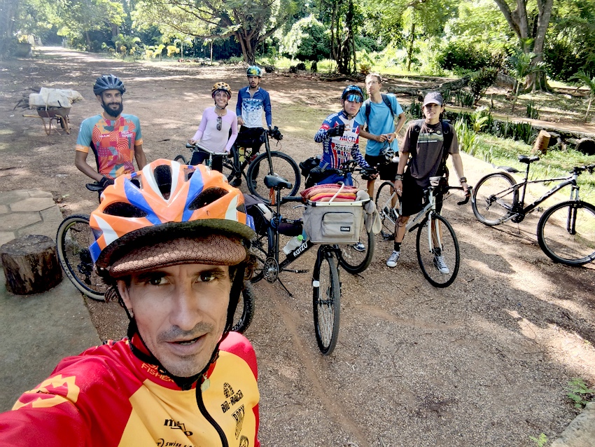 Grupo de ciclistas durante una excursión a Ojo de Agua, junto al río Ariguanabo, en Cuba
