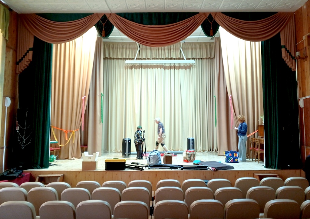 Escenario compartido en la gira de titeres en rusia grupo ulybka