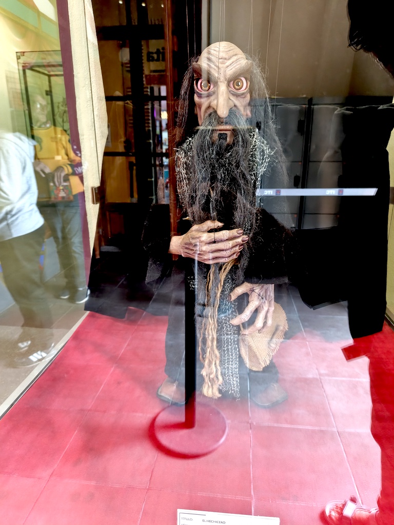 Sala del Museo Nacional del Títere de Huamantla con figuras y marionetas de distintas tradiciones.