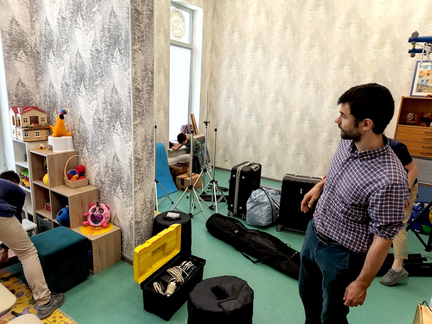 montando escenario para titeres cristianos en Rusia
