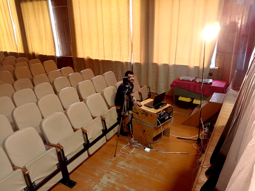 Nuestro especialista de sonido, iluminación...grupo de teatro Ulybka