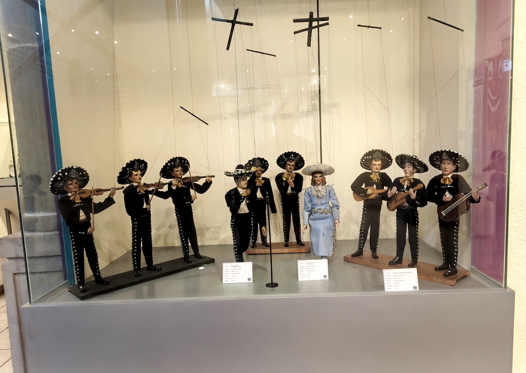 Sala del Museo Nacional del Títere de Huamantla con figuras y marionetas de distintas tradiciones. Compaía Picollini.