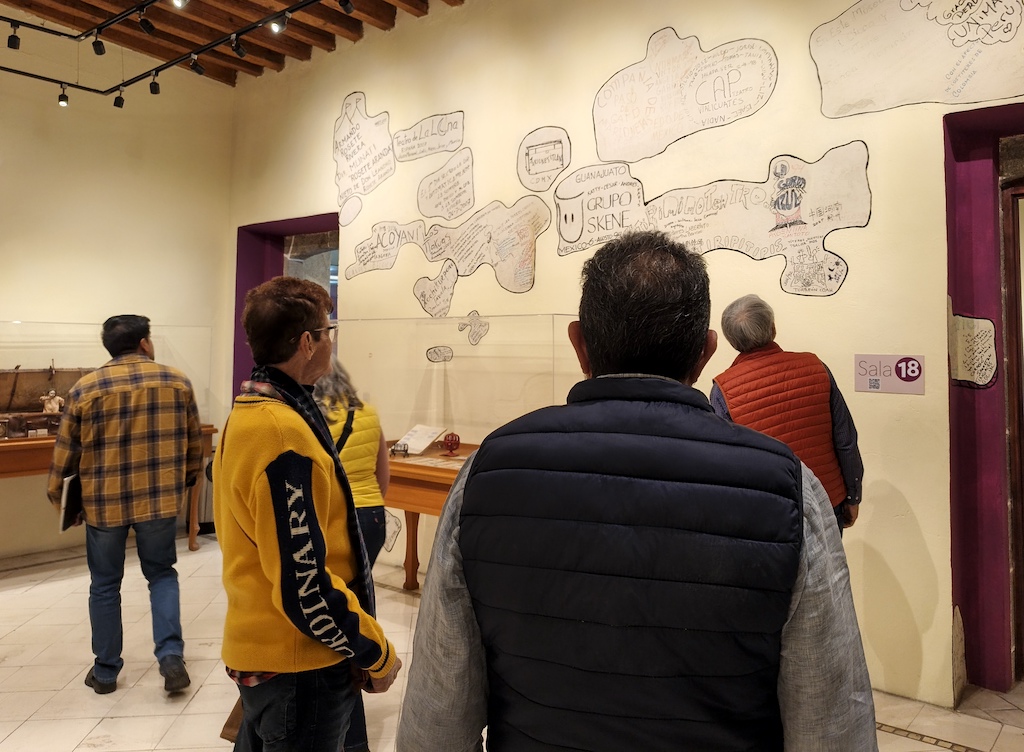 Ignacio Tapia Echávarri, director del Museo Nacional del Títere, durante una conversación sobre el patrimonio titiritero de Huamantla.