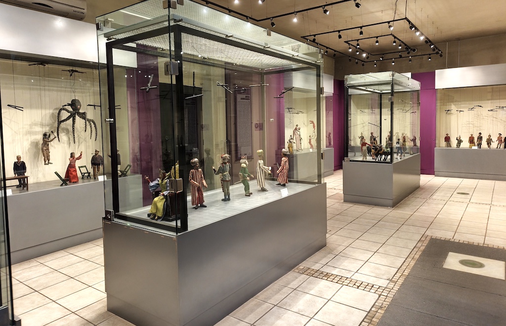 Sala del Museo Nacional del Títere de Huamantla con figuras y marionetas de distintas tradiciones.