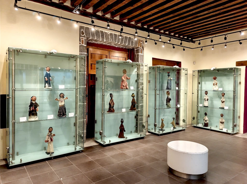 Sala del Museo Nacional del Títere de Huamantla con figuras y marionetas de distintas tradiciones.